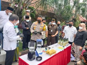 Pemusnahan Barang Bukti Ratusan Botol Miras dan Narkoba jenis Sabu dan Ekstasi hasil sitaan Operasi Cipta Kondisi di sejumlah polsek