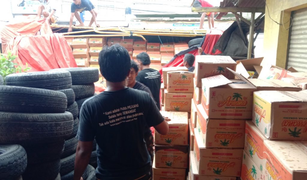 truk muatan minyak goreng