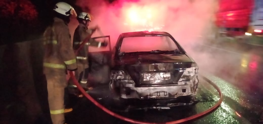 mobil sedan terbakar