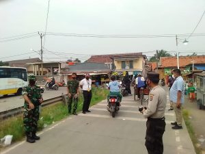 bagi-bagi masker di Pasar Tradisional Mauk