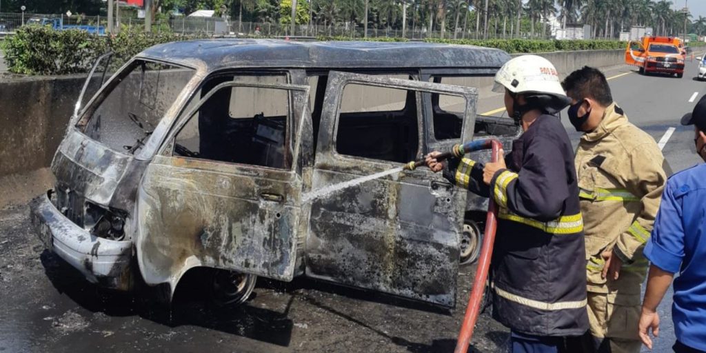 minibus jenis Suzuki Carry terbakar