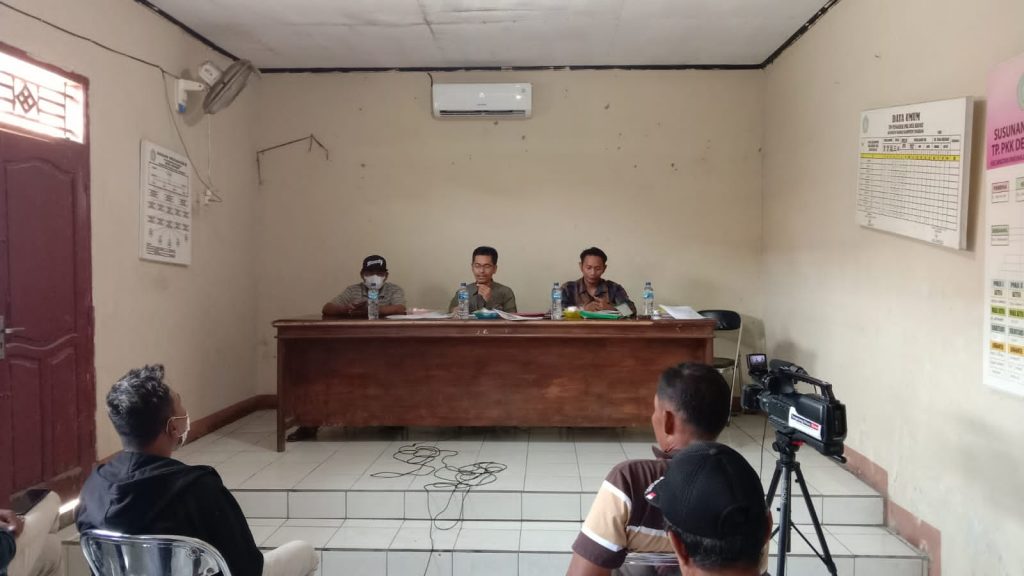 pengelola pantai Anom