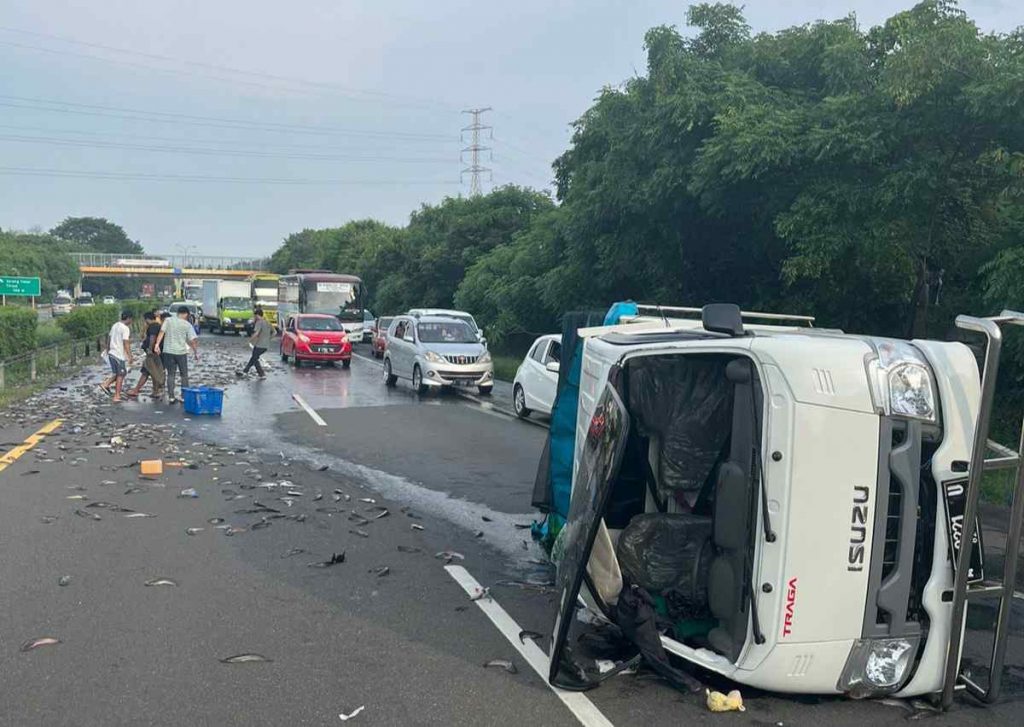 Mobil Pickup Terbalik