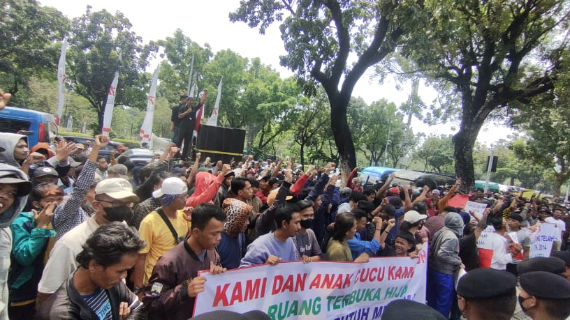 Membongkar pabrik