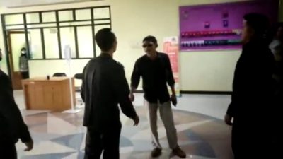 mendatangi kantor DPRD