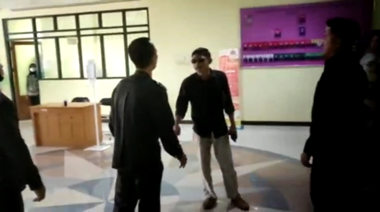 mendatangi kantor DPRD