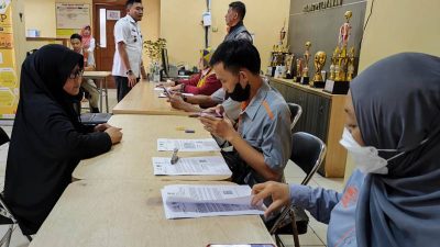 Mendiskusikan bantuan