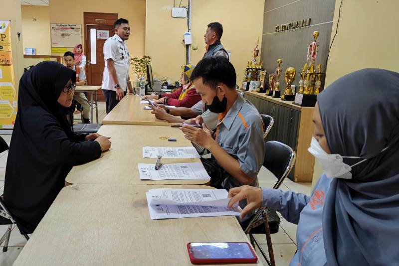 Mendiskusikan bantuan