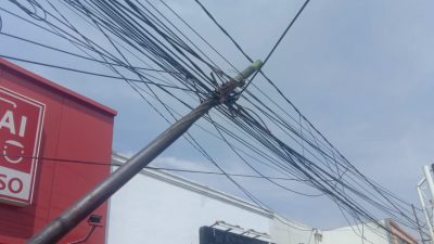 Tiang kabel jaringan 