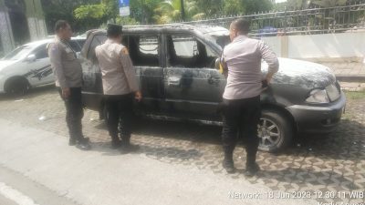 Mobil terbakar