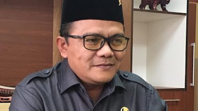 Menggebrak lemari