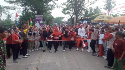 Kepala Desa Sukadiri, Salim pimpin langsung pada saat start jalan sehat di perayaan HUT RI ke-79.