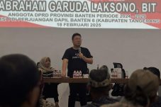 Abraham Garuda Laksono mendengarkan aspirasi lintas komunitas di Tangerang dalam reses, meski cuaca hujan mengguyur.