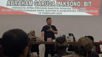 Abraham Garuda Laksono mendengarkan aspirasi lintas komunitas di Tangerang dalam reses, meski cuaca hujan mengguyur.