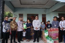 Kementerian Imigrasi dan Pemasyarakatan menyalurkan bantuan sosial untuk lansia di Tangerang, menunjukkan komitmen terhadap masyarakat.
