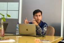 Analisis instruksi Megawati Soekarno Putri kepada kepala daerah PDI-P dan dampaknya terhadap stabilitas pemerintahan Prabowo.