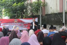 Abraham Garuda Laksono, anggota DPRD Provinsi Banten, mendengarkan keluhan dan aspirasi warga Curug dalam acara reses. Ia berkomitmen untuk memperjuangkan perbaikan infrastruktur, pengembangan pemuda, dan peningkatan fasilitas kesehatan di daerah tersebut.