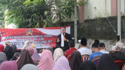 Abraham Garuda Laksono, anggota DPRD Provinsi Banten, mendengarkan keluhan dan aspirasi warga Curug dalam acara reses. Ia berkomitmen untuk memperjuangkan perbaikan infrastruktur, pengembangan pemuda, dan peningkatan fasilitas kesehatan di daerah tersebut.