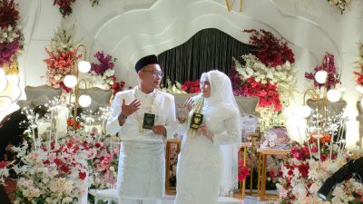 Aktivis lingkungan Tubagus Soleh Ahmadi menikahi akademisi Vena Puspita Sari di Balikpapan, mengukir momen bahagia dan komitmen sosial.