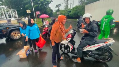 Istri wartawan yang tergabung dalam IKWI Kabupaten Tangerang bagikan takjil di tengah hujan deras di kawasan Puspemkab Tangerang di Tigaraksa, Sabtu, 8 Maret 2025.