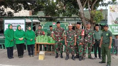 Koramil 09/Mauk berbagi takjil dijalan raya.