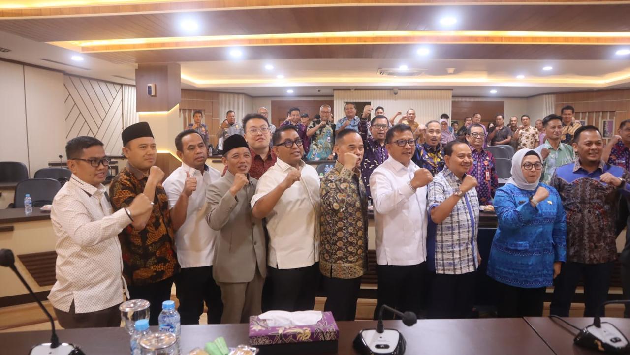 Abraham Garuda Laksono minta Pemkab Tangerang tambah SMP Negeri di Kelapa Dua dan perbaiki pagar SDN Medang 1 yang rusak.