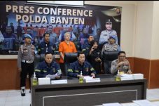 Polda Banten tangkap paksa Charlie Chandra terkait kasus pemalsuan dokumen tanah 8,7 hektare di PIK 2, setelah mangkir panggilan.