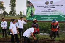 Kanwil Imigrasi Jambi luncurkan Program Desa Binaan dan Ketahanan Pangan untuk dukung masyarakat dan inovasi layanan keimigrasian.