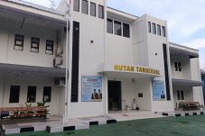 Charlie Chandra ditahan di Rutan Kelas I Tangerang terkait kasus pemalsuan dokumen tanah, mengikuti prosedur hukum yang berlaku.