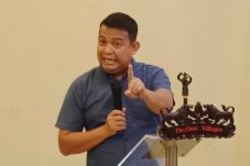 Pengamat politik Subandi Musbah mengingatkan Gubernur Banten Andra Soni agar tidak melakukan intervensi penilaian dalam proses pengisian jabatan Sekda Banten.