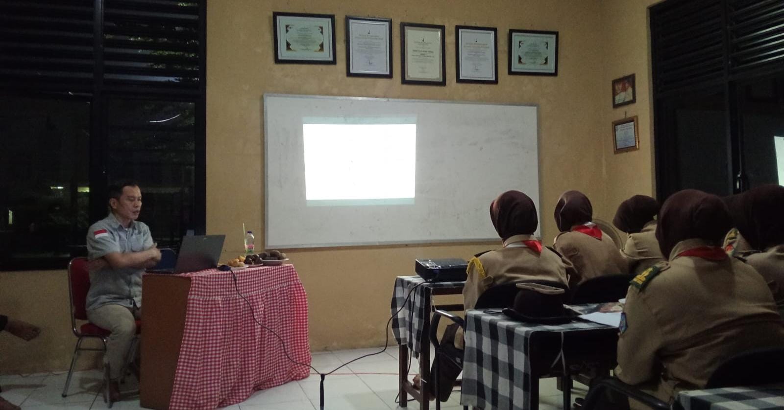 Pelatihan jurnalistik Pramuka di Cisoka, tingkatkan keterampilan komunikasi dan pengetahuan di era digital untuk anggota Pramuka.