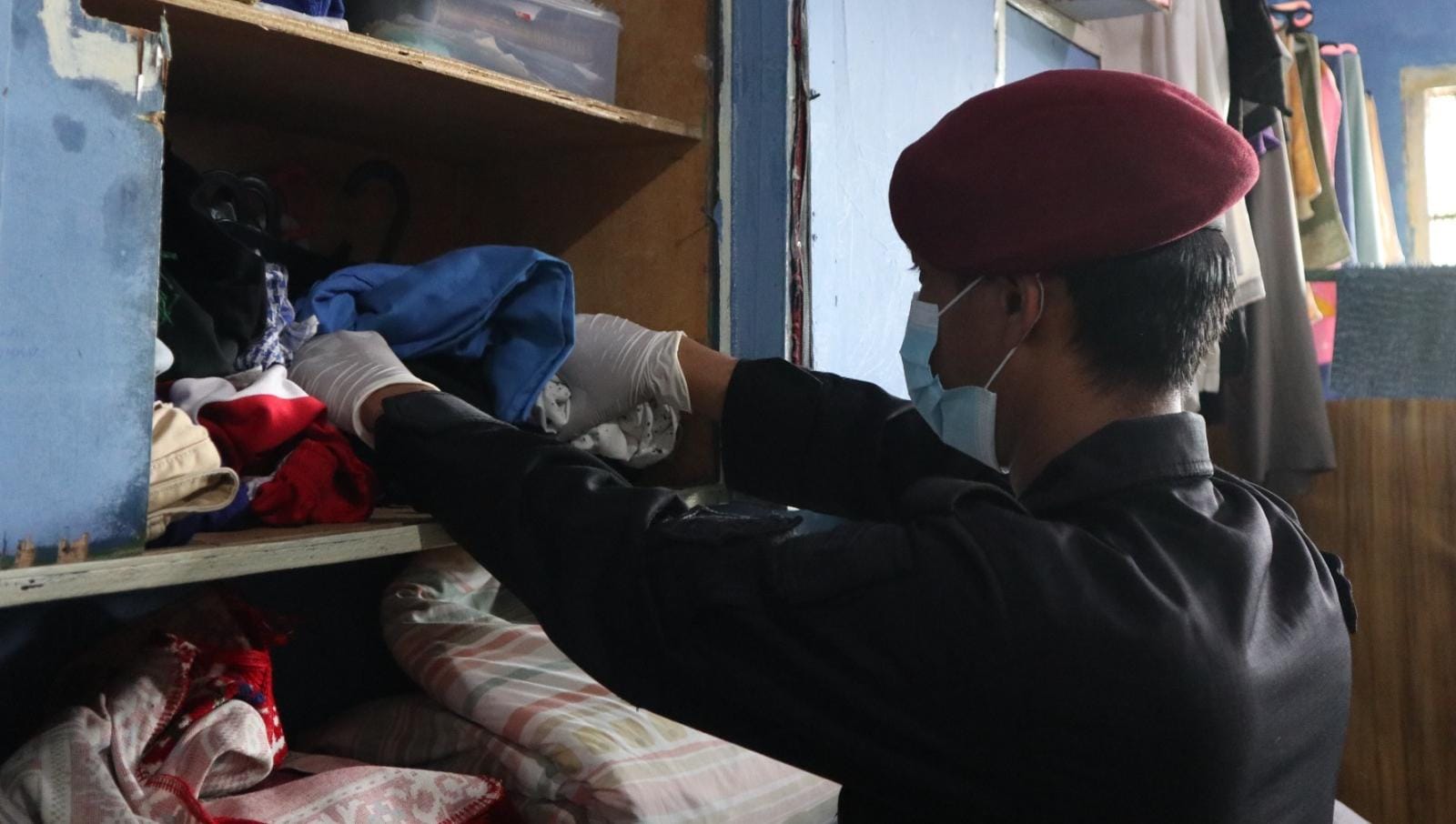 Petugas gabungan razia Rutan Kelas I Tangerang, amankan barang terlarang, dukung Zero Halinar, dan ciptakan lingkungan aman.