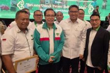 Asep Jatnika, Ketua HKTI Banten, dapat penghargaan dari Moeldoko atas dedikasi memajukan pertanian. Simak prestasi dan komitmennya untuk petani Banten