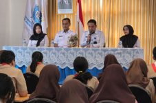 Imigrasi Jakarta Pusat edukasi pelajar tentang paspor pada Hari Anak Nasional 2025. Program 'Goes To School' kenalkan prosedur keimigrasian yang benar