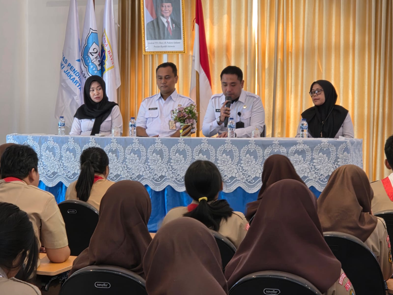 Imigrasi Jakarta Pusat edukasi pelajar tentang paspor pada Hari Anak Nasional 2025. Program 'Goes To School' kenalkan prosedur keimigrasian yang benar