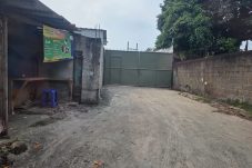 Sebuah gudang yang diduga menjadi lokasi produksi oli palsu bebas beroperasi di wilayah Kota Tangerang. Pabrik yang berlokasi di Jalan Hasyim Ashari, Kelurahan Buaran Indah, Kecamatan Tangerang, Kota Tangerang itu diduga kuat terkait dengan oli palsu yang digerebek petugas di Kalimantan Barat.