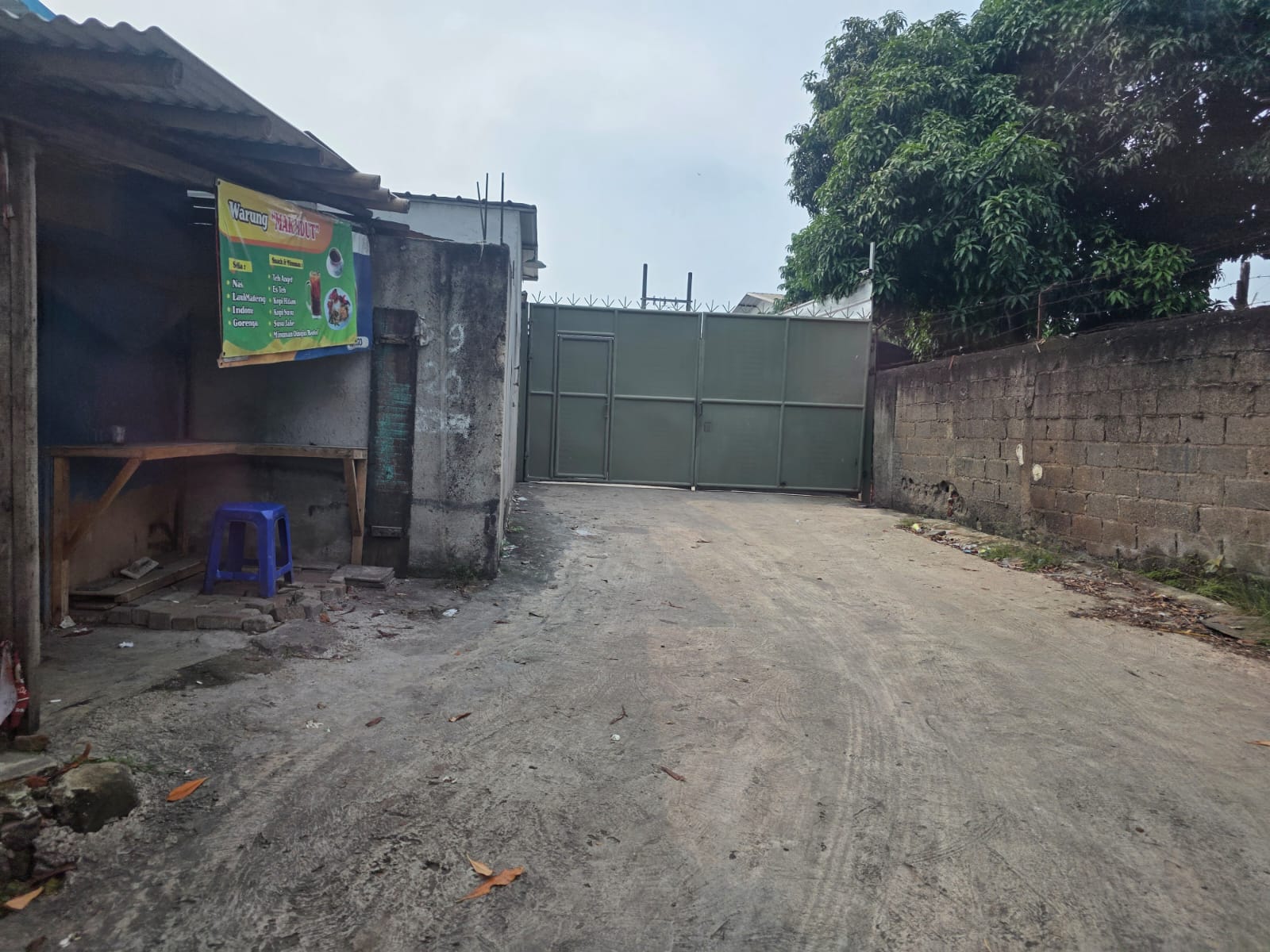 Sebuah gudang yang diduga menjadi lokasi produksi oli palsu bebas beroperasi di wilayah Kota Tangerang. Pabrik yang berlokasi di Jalan Hasyim Ashari, Kelurahan Buaran Indah, Kecamatan Tangerang, Kota Tangerang itu diduga kuat terkait dengan oli palsu yang digerebek petugas di Kalimantan Barat.