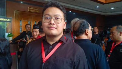Abraham Garuda sumringah setelah Hasto Kristiyanto dapat amnesti dari Presiden Prabowo, buktikan keyakinan PDIP akan keadilan.