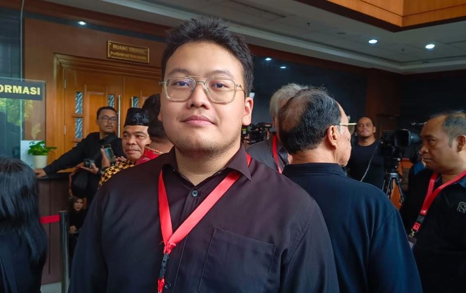 Abraham Garuda sumringah setelah Hasto Kristiyanto dapat amnesti dari Presiden Prabowo, buktikan keyakinan PDIP akan keadilan.