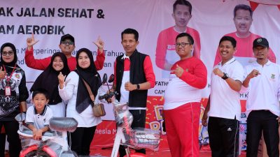 Ribuan warga Kresek semarakkan HUT Kemerdekaan RI dengan gerak jalan dan senam aerobik. Camat: Kegiatan bukti cinta tanah air & persatuan masyarakat.