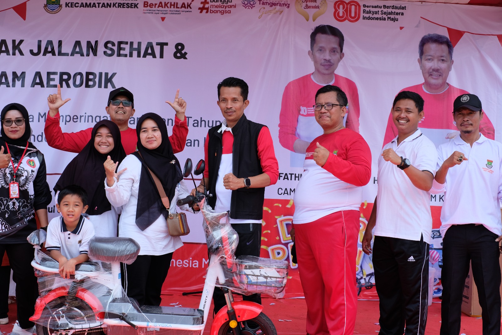 Ribuan warga Kresek semarakkan HUT Kemerdekaan RI dengan gerak jalan dan senam aerobik. Camat: Kegiatan bukti cinta tanah air & persatuan masyarakat.