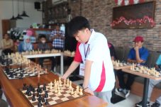 Noboru Coffee sukses gelar Fun Catur Simultan dengan Fide Master Reynard Kristopher di Citra Raya, bagian dari CSR Takenoko Medical Group 2025.