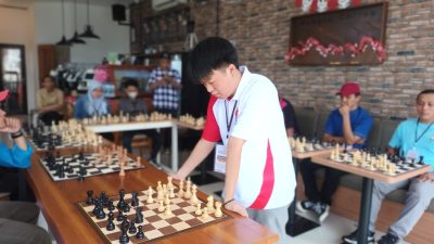 Noboru Coffee sukses gelar Fun Catur Simultan dengan Fide Master Reynard Kristopher di Citra Raya, bagian dari CSR Takenoko Medical Group 2025.
