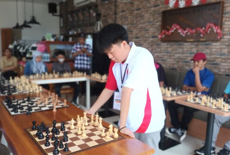 Noboru Coffee sukses gelar Fun Catur Simultan dengan Fide Master Reynard Kristopher di Citra Raya, bagian dari CSR Takenoko Medical Group 2025.