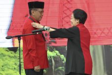 Megawati Soekarnoputri lantik Hasto Kristiyanto sebagai Sekjen PDIP 2025-2030. Hasto kembali pimpin partai banteng untuk ketiga kalinya.