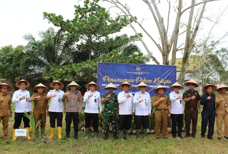Kanwil Ditjenim Jambi tanam 5.000 bibit kelapa di Lapas Kuala Tungkal, wujudkan ketahanan pangan dan penghijauan lingkungan.