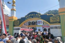 Milad ke-120 Pesantren Suryalaya di Tasikmalaya dihadiri ribuan ikhwan dari dalam dan luar negeri, larut dalam doa serta tahlil bersama.