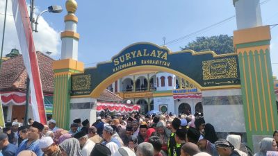 Milad ke-120 Pesantren Suryalaya di Tasikmalaya dihadiri ribuan ikhwan dari dalam dan luar negeri, larut dalam doa serta tahlil bersama.