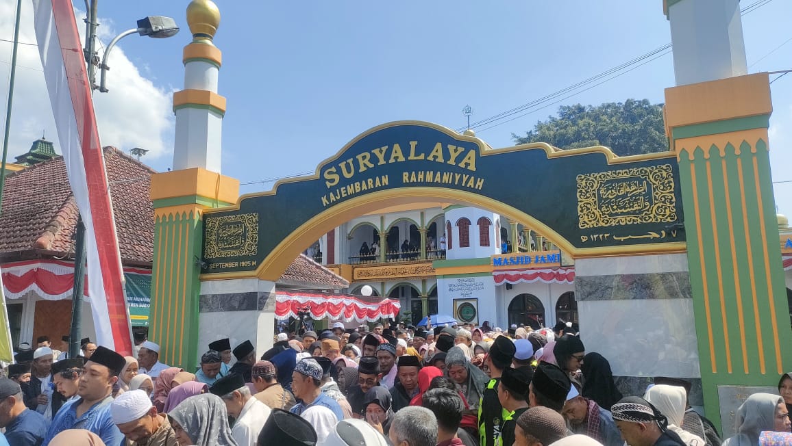 Milad ke-120 Pesantren Suryalaya di Tasikmalaya dihadiri ribuan ikhwan dari dalam dan luar negeri, larut dalam doa serta tahlil bersama.