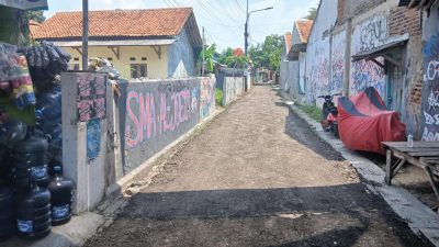 Pembangunan Jalan Tugu Seliong di Teluknaga terhenti akibat konflik lahan. Warga minta Pemkab Tangerang segera selesaikan sengketa.